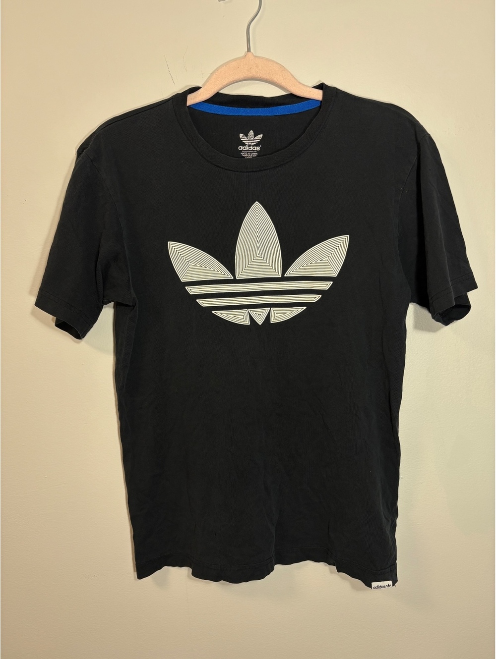 Men’s small Adidas logo emblem shirt in black